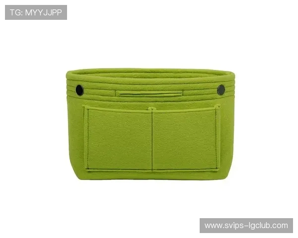 绿色豹纹足球鞋引领时尚潮流动感与野性并存的完美选择